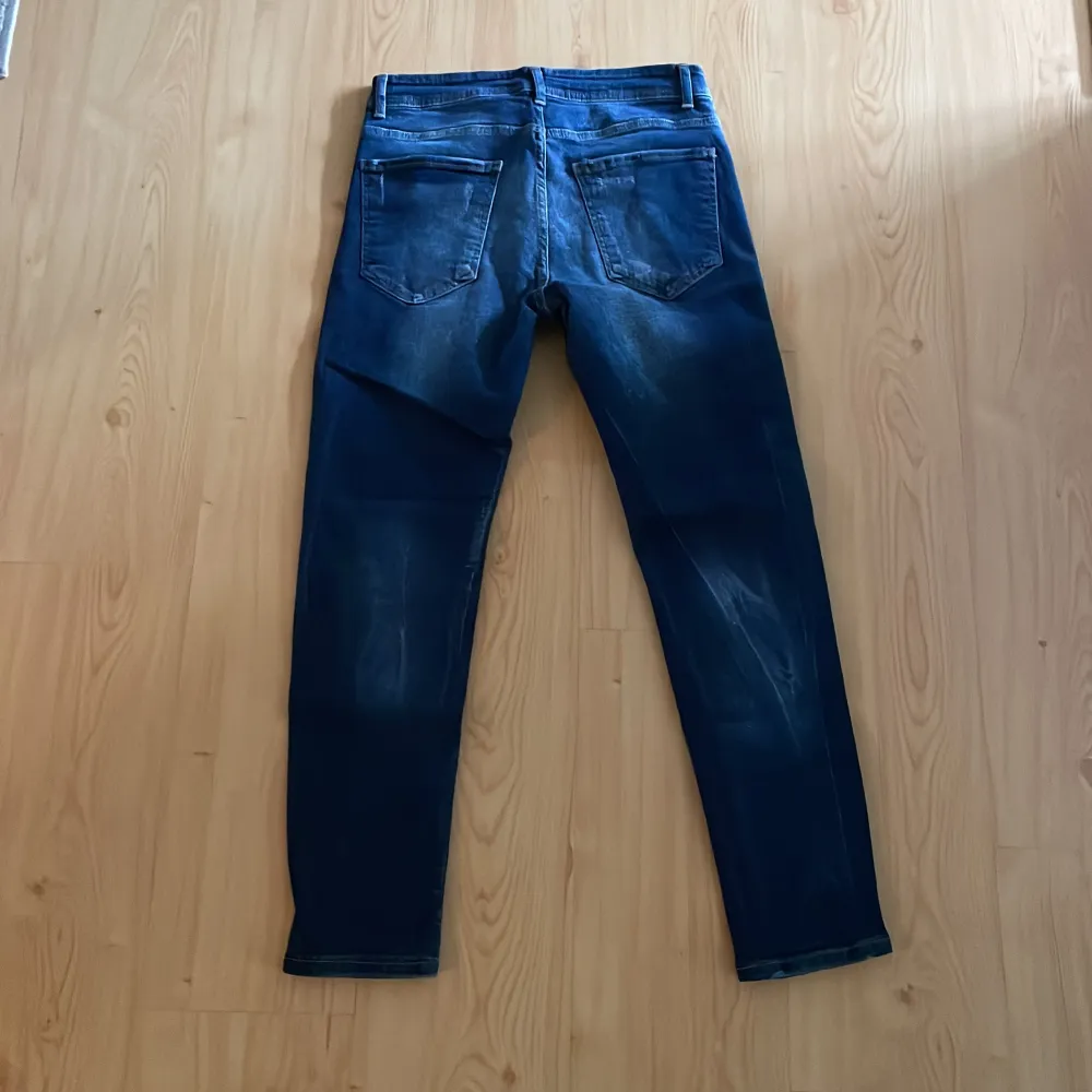 Hej säljer dessa DSQ2 Jeans som jag inte använder längre. Det är strl S och jag har haft de i ett halvår cirka. Köptes för 4499:- och säljer dessa för 1899:-. Priset är relativt lågt för så bra pris eftersom jag inte använder de längre. Passa på!!! . Jeans & Byxor.