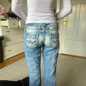 Lågmidjade jeans! - Lågmidjade ljusa jeans! Står att de är storlek M men skulle mer säga att de är S -M💕Midjemåttet är 39 cm rakt över och innerbenslängden är 79 cm runt