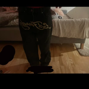 Ed Hardy byxor - Baggy edhadry byxor. köpt i London. inte mycket använda inga defekter. original pris : 1100kr