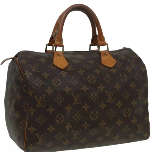 Louis Vuitton Speedy 30 - Louis Vuitton Speedy 30. Ett måste i väskkollektionen! Bra storlek för både vardagsbruk och resor. Perfekt att använda som skol-/arbetsväska. Speedy ger en touch av lyx och stil till varje outfit.