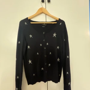 Stickad kofta! - Jätte fin stickad kofta! 💘 Super söt kofta i bra skick! Storlek S-M, mörkblå färg!