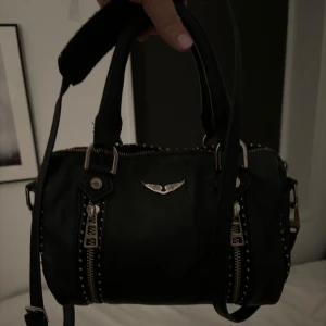 Zadig Sunny Bag - Den populära Zadig väskan som rymmer mycket för sin storlek men som även är väldigt snygg! Väskan har rostat på vissa ställen därmed det låga priset!💗  Original pris: 5150 kr