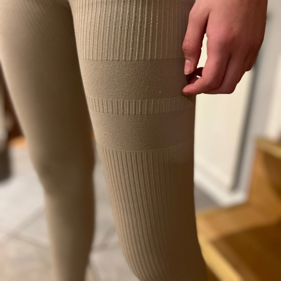 Beige ribbade leggings från Stronger - 90