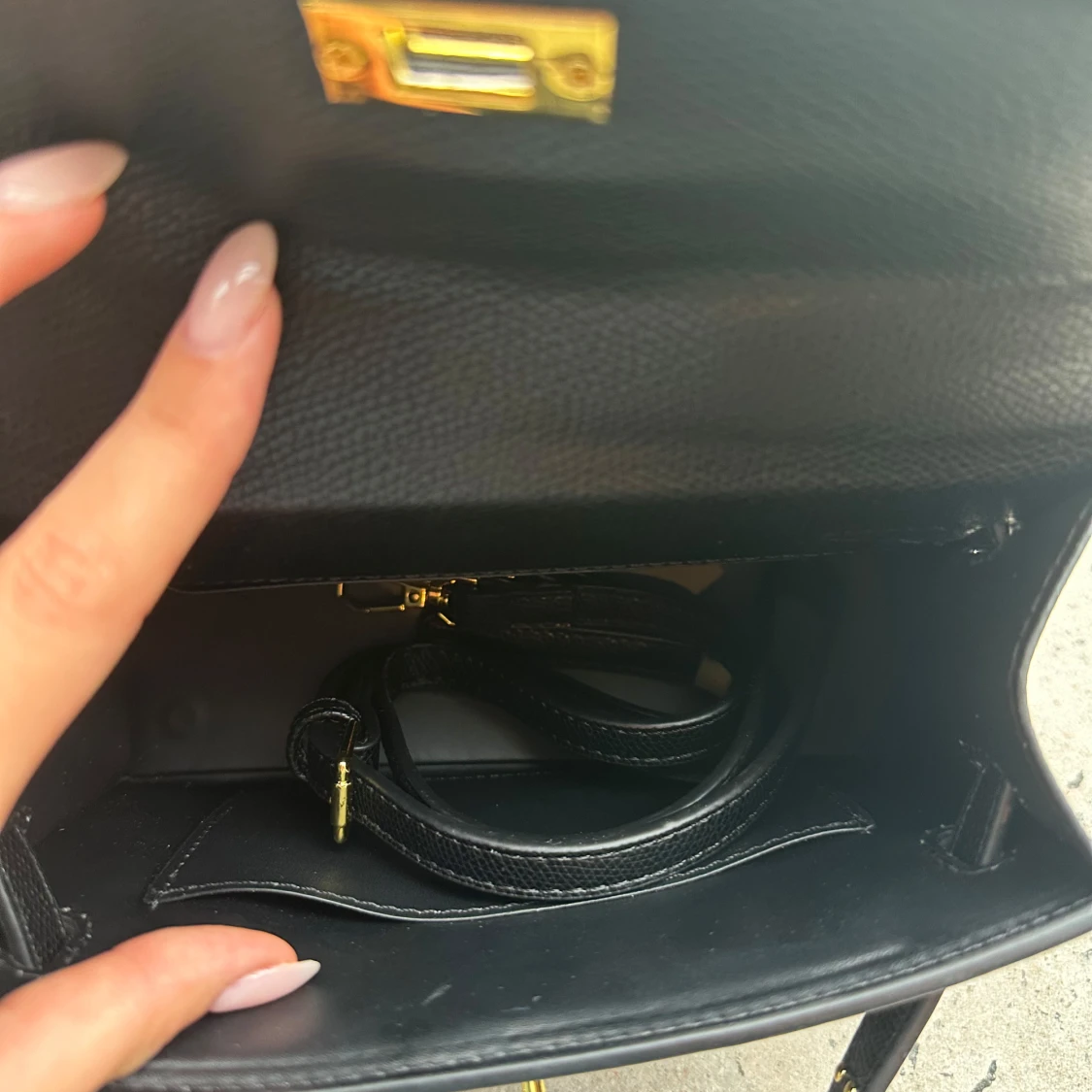 Svart handväska med gulddetaljer - 92