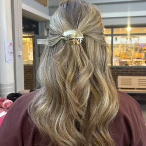 Hårklämma - Jätte fin från mitt Uf företag elba uf. Finns flera designer skriv och fråga vilken du önskar👏🏼