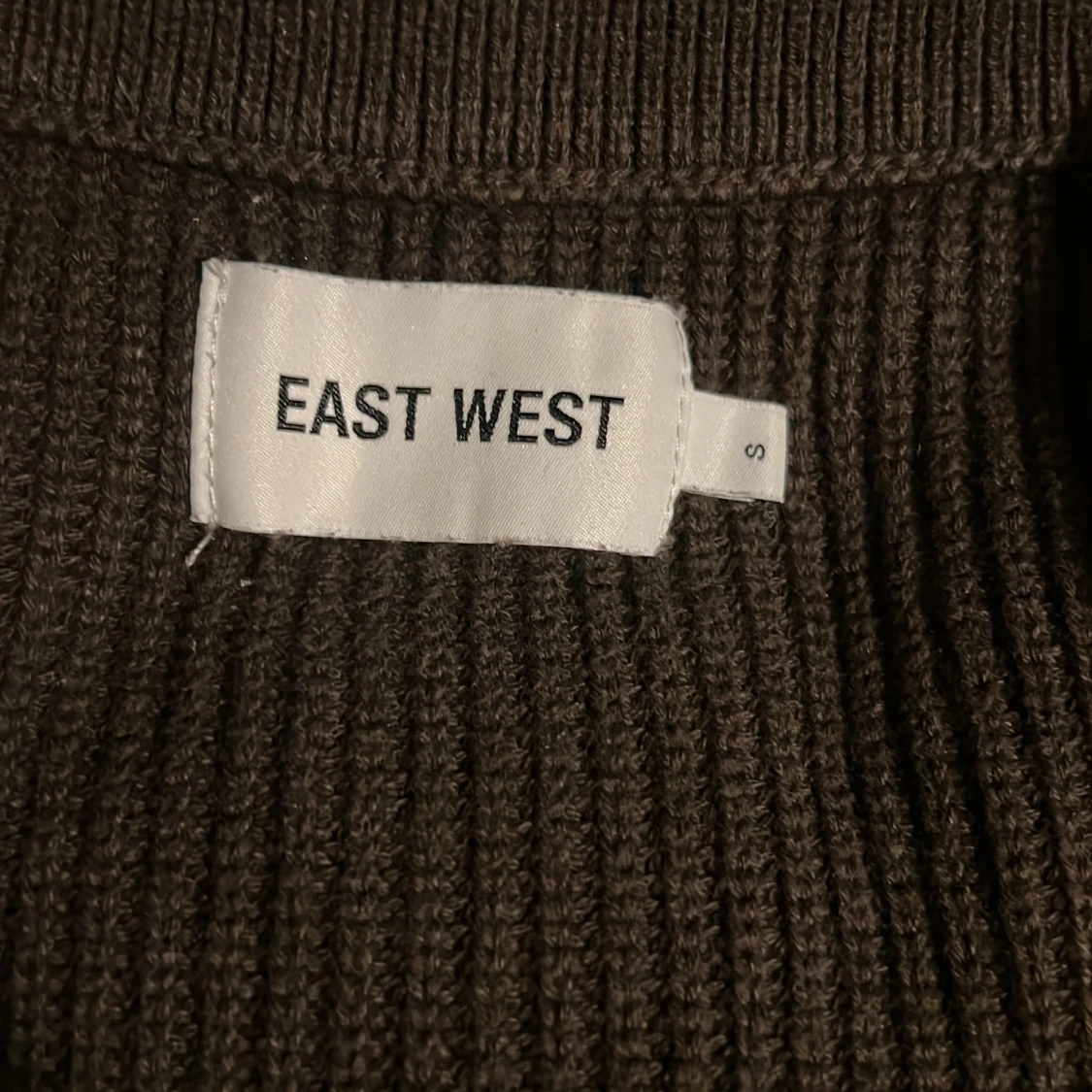 Brun stickad kofta från East West - 90