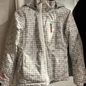 Vit mönstrad skidjacka  - Vit/grå skidjacka med rosa detaljer från firefly, strl 34 men passar även s! Mycket bra skick