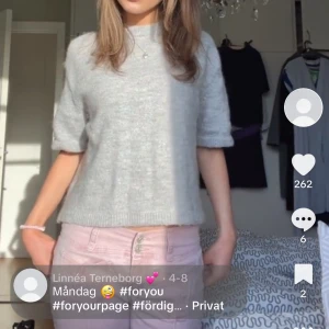 Grå stickad tröja - Säljer denna jätte sköna trekvartsärnade tröja köpt på Gina Tricot 