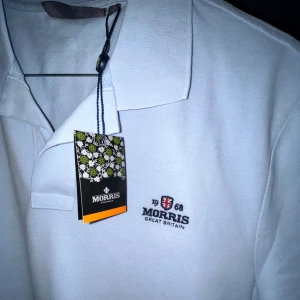 Piké från Morris - Snygg ljusblå pikétröja från Morris med broderad logga på bröstet. Nypris 1000kr. Säljer då den är för stor på mig. Skriv om du har frågor