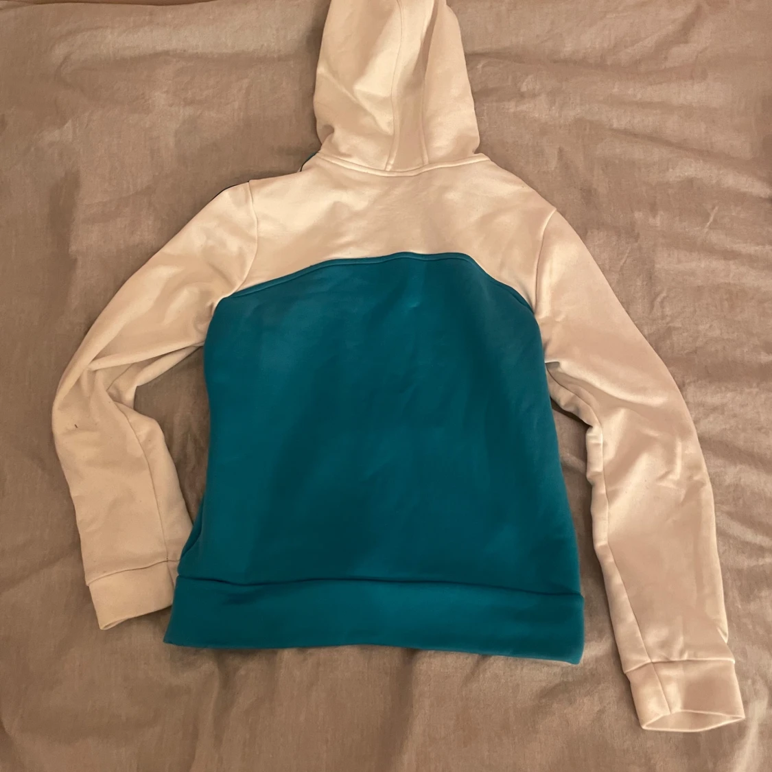 Blå och vit huvtröja från Adidas - 90