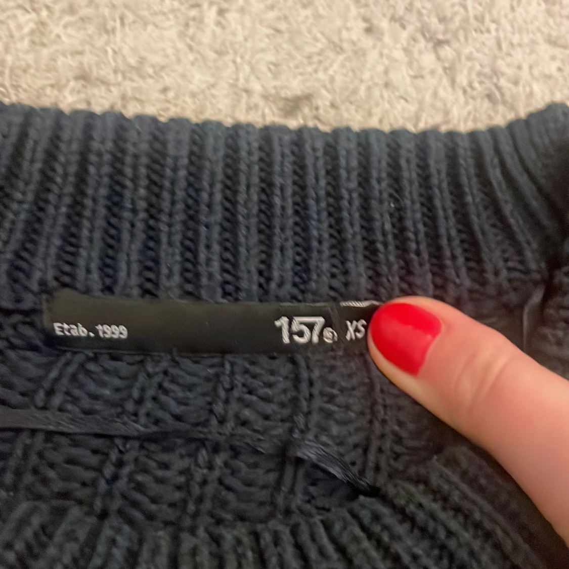 Mörkblå och vit randig stickad tröja från 157 - 90