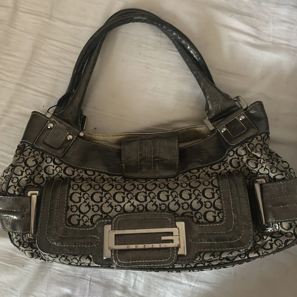Jätte fin vintage guess väska som behöver hitta ett nytt hem!💕 *PRIS KAN DISKUTERAS!*. Laukut & Käsilaukut.