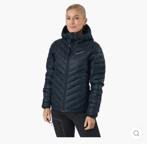 Svart dunjacka från peakperformance - Snygg och funktionell svart dunjacka från peek med dragkedja och huva. Perfekt för kyliga dagar med sin quiltade design och långa ärmar. En stilren jacka som håller dig varm och bekväm. Den är i bra skick men säljer för lite billigare då ja vill bli av me den 