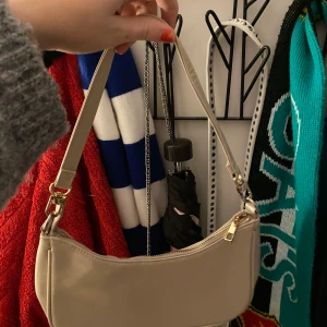 Väska - Ljusrosa väska med kort band. Köpt för många år sedan på bikbok för ungefär 200 kr. Använd mycket men i mycket bra skick!