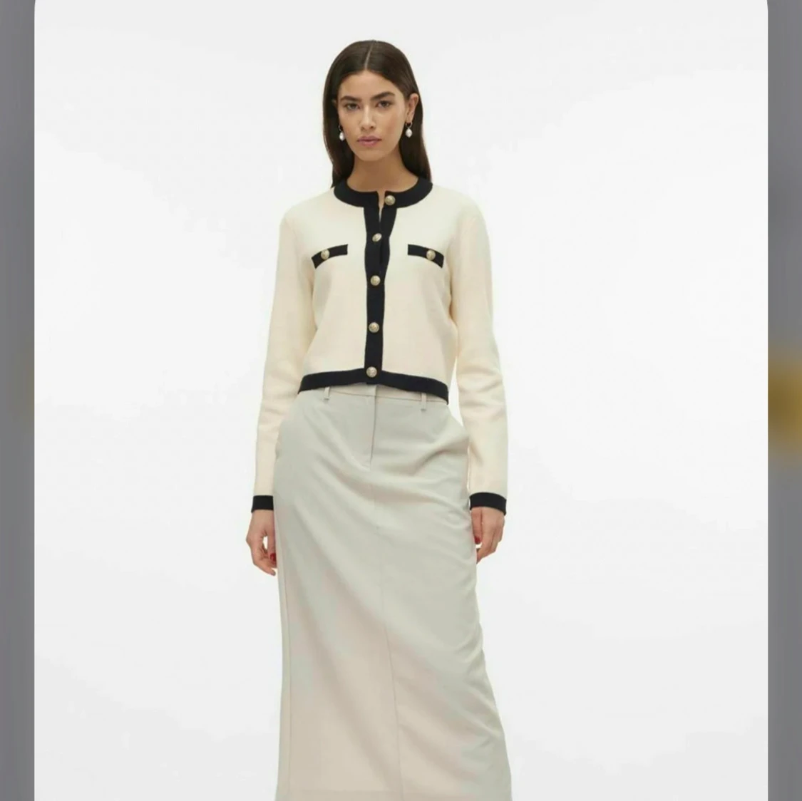 Vit och svart kofta med guldknappar - 90