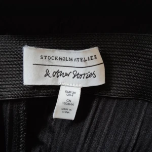 Svarta byxor från & Other Stories - Svarta plisserade byxor från & Other Stories.