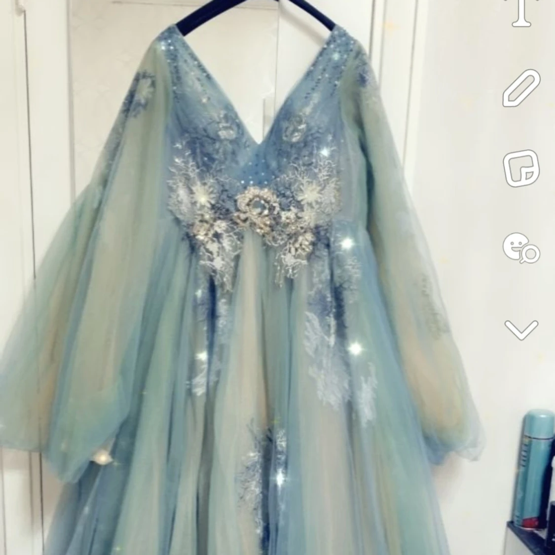 Blågrön långklänning med spetsdetaljer - 90