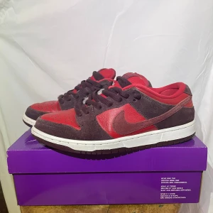 Nike SB Dunk Low cherry 🍒 - Tjena säljer ett par riktigt feta Nike SB dunk low Cherry🍒. Dom är i väldigt bra skick. 110% äkta kvitto finns. Boxen medföljer såklart. Storlek 42,5. Om du har några frågor, funderingar eller vill ha fler bilder så är det bara att skriva till mig.