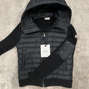 Moncler cardigan  - Säljer nu denna sjuk snygga Moncler cardigan i storlek S skick 8/10 Passar dig som är runt 170 ingår jacka samt tags Pris 2599kr 