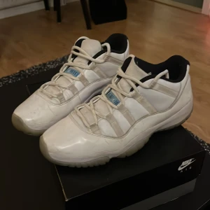 Jordans 11 low legend blue  - Köpte dem när dem släpptes på SNKRS 2021 (tror jag) har inte använt dem något på ca 2 år 