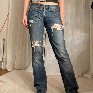 Lågmidjade jeans med hål - Midjemått: 39cm, Innerbenslängd: 83cm