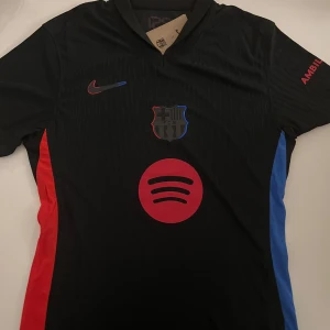 Barcelona Borta tröja 24/25 - Helt ny och oanvänd med tag Replika Strl M liten i storlek 