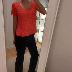 Topp - Korall färgad top med fint blommigt mönster, från Stockholm, är storlek M men passar även S fint skick!