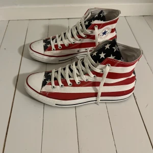 Unika Converse - Ett par feta unika converse som är perfekta om du vill ha ett par skor som sticker ut lite. Vid frågor eller funderingar är de bara att höra av sig