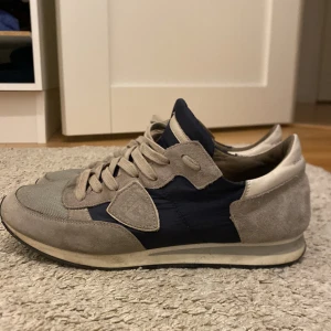 Philippe model trainers - Snygga sneakers från philipe model. Skorna är i bra skick inga skador kan se lite smutsiga ut på mockan. Nypris ligger strax över 3000 men jag går med på 700 kr