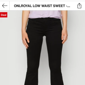 Svarta bootcut jeans -  svarta bootcut jeans som är lågmidjade, köpta från Zalando men säljs inye där längre, använd väldigt få gånger, storleken är Mx34