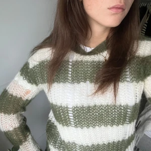 Golden goose tröja i storlek XS - Säljer denna mysiga stickade tröja från golden goose. I jättebra skick, köpt på vestaire. I storlek XS. Säljer för 1800, kan gå ner i pris vid snabb affär