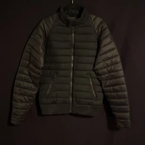 Save the duck Jacka - Save the duck jacka i storlek M, true to size. Framsidan har en viss defekt som syns på bilderna där av priset,  inga övriga defekter. Hör av er vid funderingar eller om ni vill ha fler bilder.