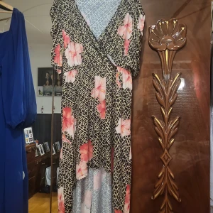 Flot leopard kjole  - Mega flot kjole kun brugt til min datters fest før bryllup  Fejler ikke noget 