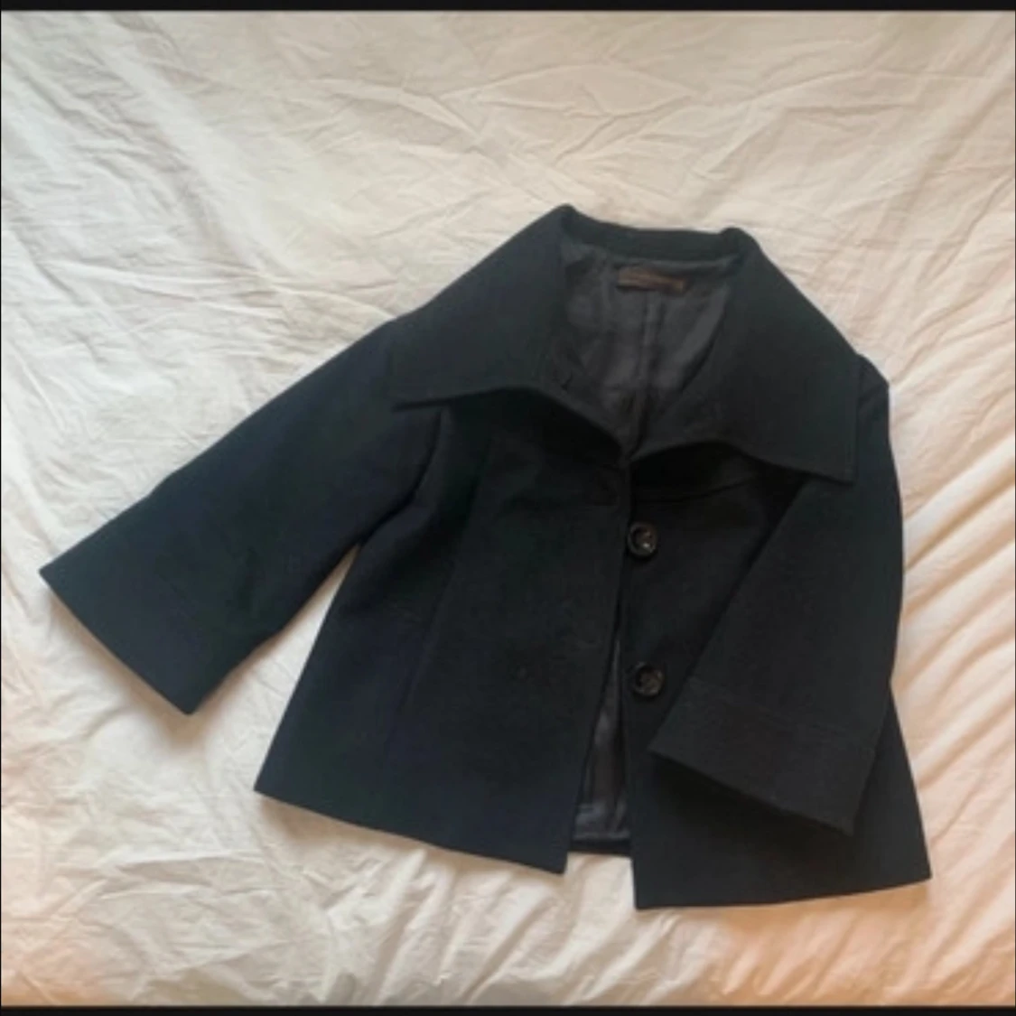 Svart kappa med stora knappar - 92