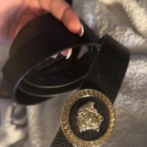 Versace bälten - Har 2 jätte fina och i bra skick en svart guld och en hel svart köptes 3 år sedan men knappt använda 1 för 1500 båda två för 2500