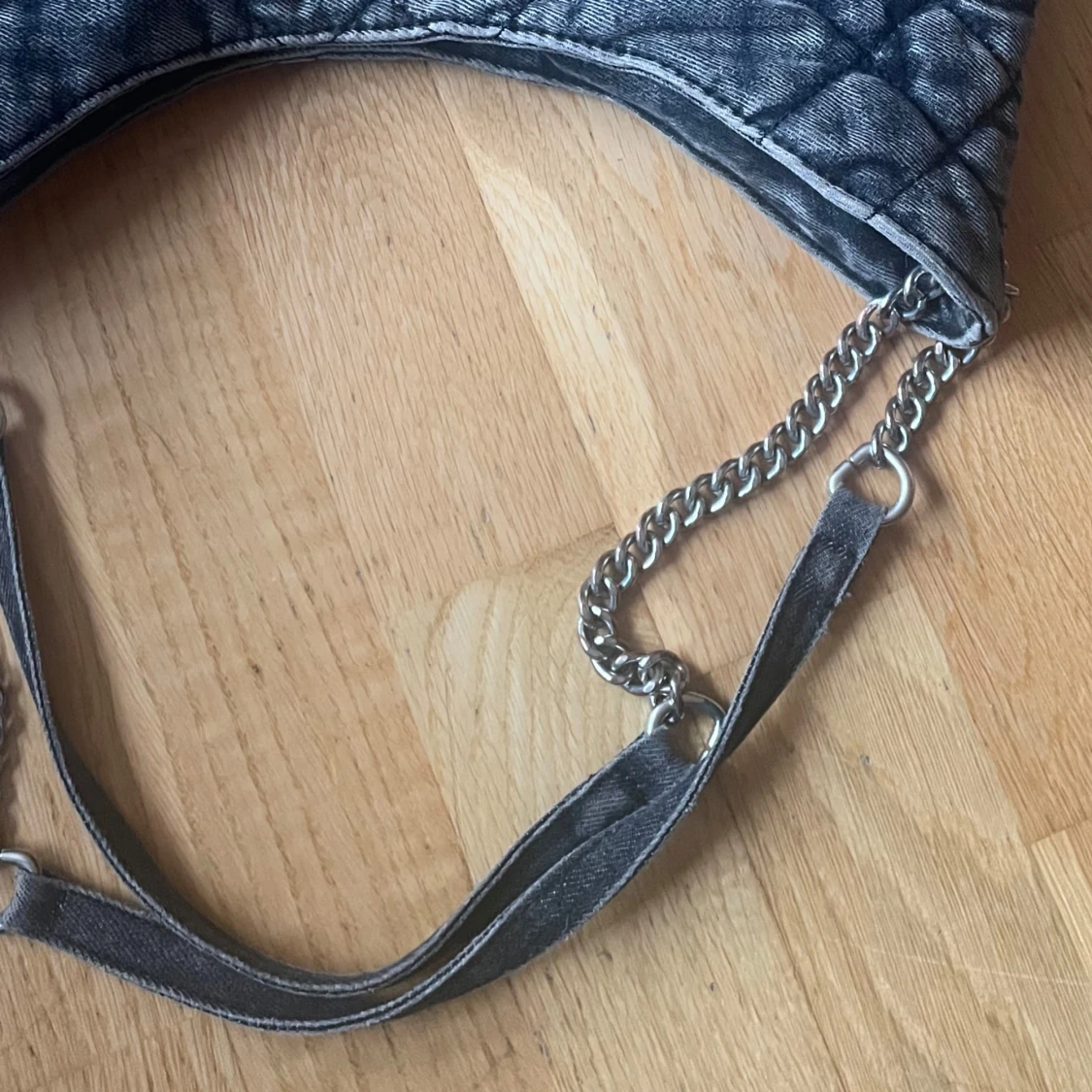 Grå quiltad axelväska med kedjedetaljer - 91