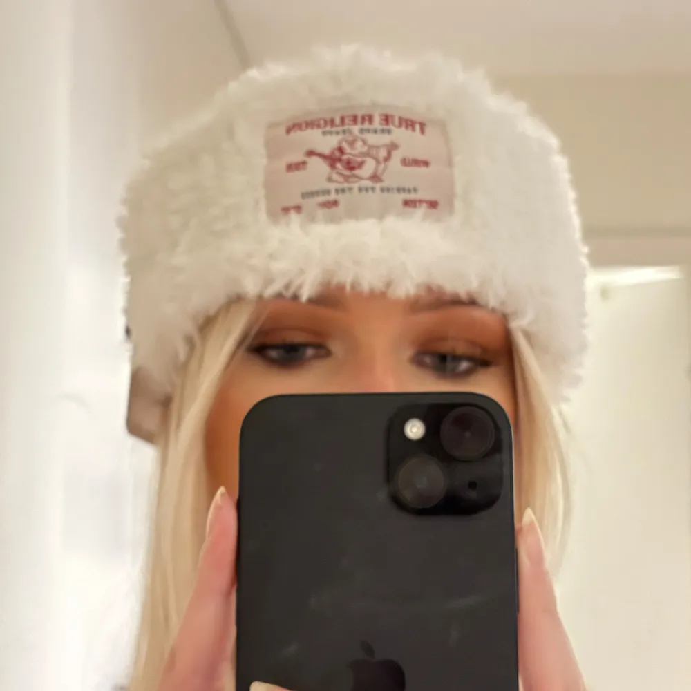 sĂ„ sköna hĂ„rband frĂ„n true religion, helt nya!! 400/styck men ok att köpa direkt om man vill ha bĂ„da đ€đȘœ. Asusteet.