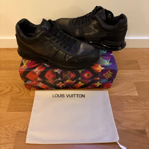  Louis Vuitton run away trainers - Snygga svarta sneakers från Louis Vuitton med diskret mönster och snörning. Skorna har en stilren design och kommer med originalförpackning och dustbag. Skorna är storlek 41 men alla LV skor är lite stora så skulle säga att dom är mer som 42.