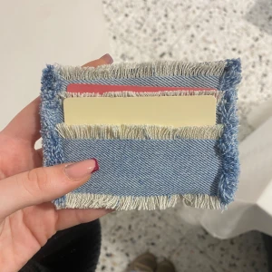 ljusblå korthållare i jeans - 012 - skriv om ni har några frågor🩷Betalning sker via swish