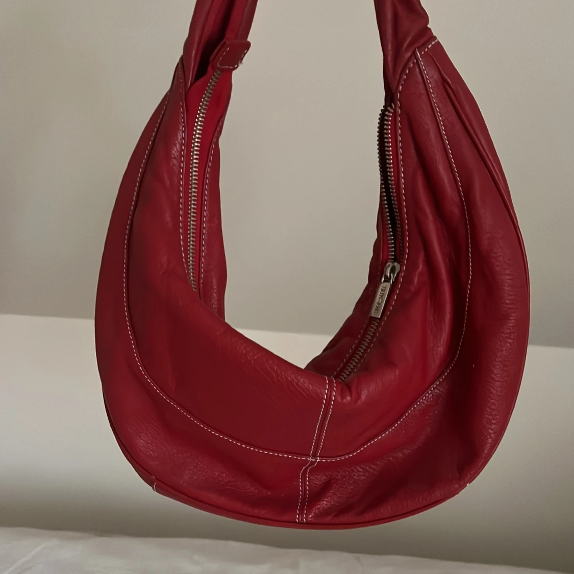 Röd axelväska i skinn