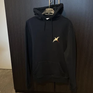Mörkblå Arigato hoodie  - Snygg mörkblå arigato hoodie, i mycket bra skicka hör av dig för fler bilder.