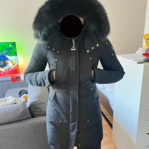 Moose Knuckles dam - Moose knuckles i storlek M.   Kvitto och prislapp med kommer.   Kan säljas med vit päls.  Ny pris 13.000 Finns i Örebro och Stockholm                          Jackan har långa ärmar och flera praktiska fickor. Perfekt för kalla dagar.