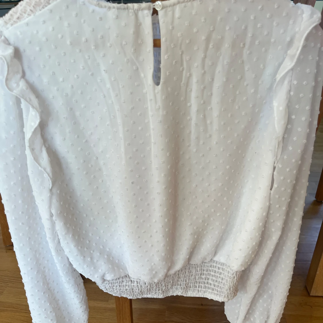 Vit prickig blus - 93