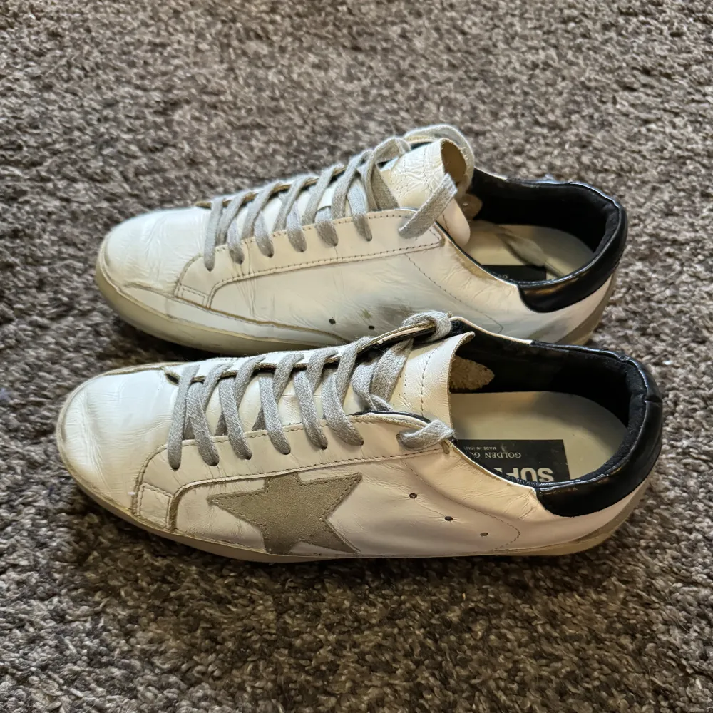 Golden Goose skor | Bra skick | Sitter 0,5 storlek större | Nypris 5500 | Endast skorna igår | Hör av er vid frågor eller funderingar!. Kengät.