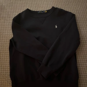 Ralph lauren tröja - Snygg mörkblå tröja från Polo Ralph Lauren med det klassiska broderade logotypen på bröstet. Perfekt för en stilren look. Storlek XL men passar L