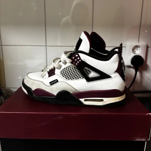 Jordan 4 Retro PGS - Ett par feta Jordan 4s retro PSG. Skick 8,5/10. Inga skador. Kan rengöras vid önskning. Köpta i pop-up butik i Tyskland. Hör av er vid frågor. 
