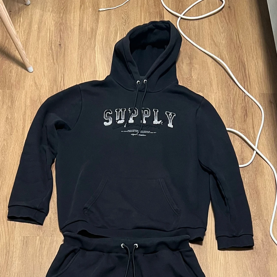 Svart hoodie och byxor från Supply & Demand