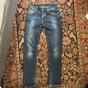 Nudie jeans grim Tim - Säljer dessa sjukt feta nudie jeans med eftertraktade modellen grim timm. Måtten är midja:37 längd:101. Även knappt använda