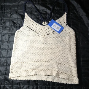 Mango casual virkad crop top - Supersnygg virkad crop top från mango. Stl M. Köpt second hand från sellpy, endast testad. 
