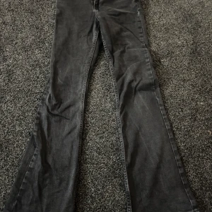 Svarta bootcut jeans - Snygga svarta bootcut jeans. Hägmidjade och bootcut